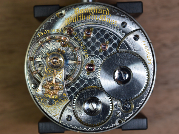 Mechanizmy zegarkowe: Od precyzji kwarcowych po majestatyczne mechanizmy mechaniczne