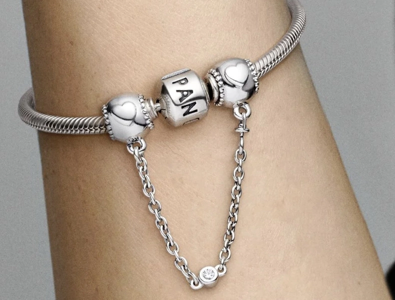 Łańcuszek zabezpieczający Pandora z motywem wypukłych serc 796457CZ-05