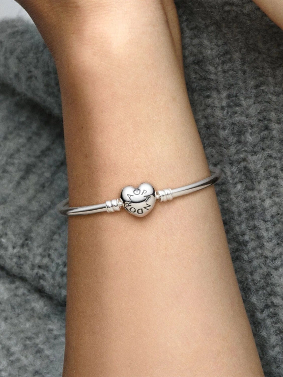 Bransoletka damska Pandora 596268-19 bangle z zapięciem w kształcie serca i logo