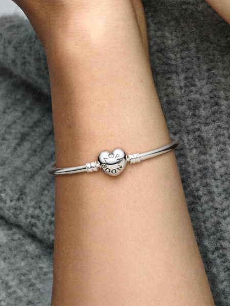 Bransoletka damska Pandora 596268-21 bangle z zapięciem w kształcie serca i logo