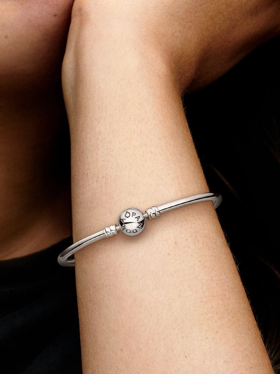 Bransoletka damska Pandora 590713-17 bangle z logotypem na zapięciu