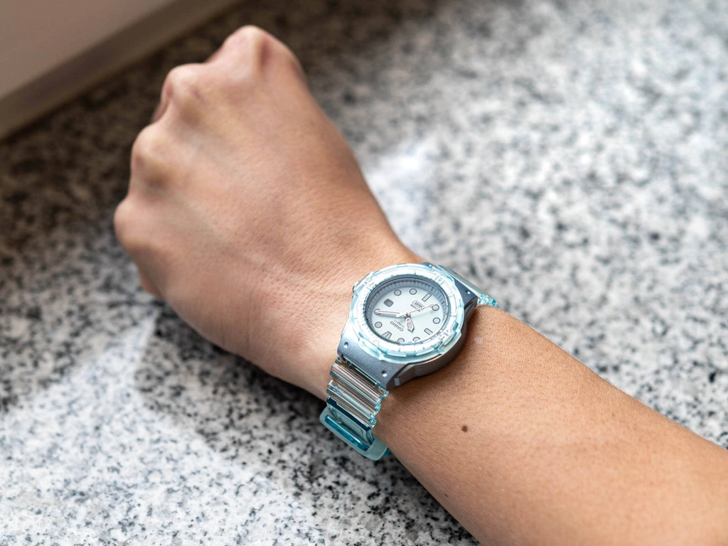 Zegarek damski CASIO LRW-200HS-2EVEF