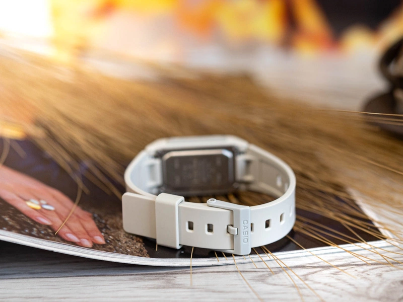 Zegarek damski CASIO LF-10WH-8EF Pop