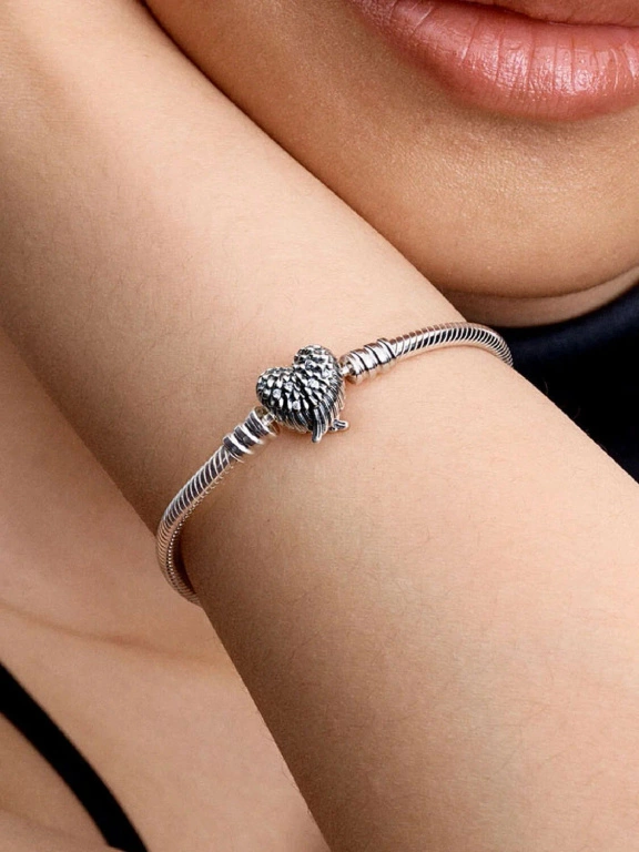 Bransoletka damska Pandora 593680C01-18 o splocie wężykowym z zapięciem w kształcie uskrzydlonego serca