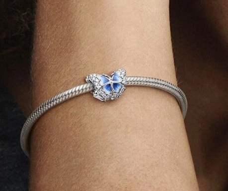 Charms Pandora Lśniący charms z błękitnym motylem 790761C01