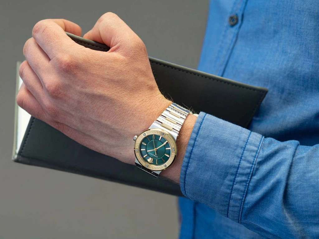 Zegarek damski VERSACE VEVH00720 Greca Logo