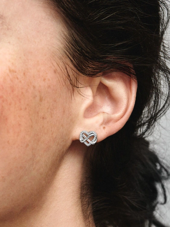 Kolczyki Pandora sztyfty Lśniące serce z symbolem nieskończoności 292667C01