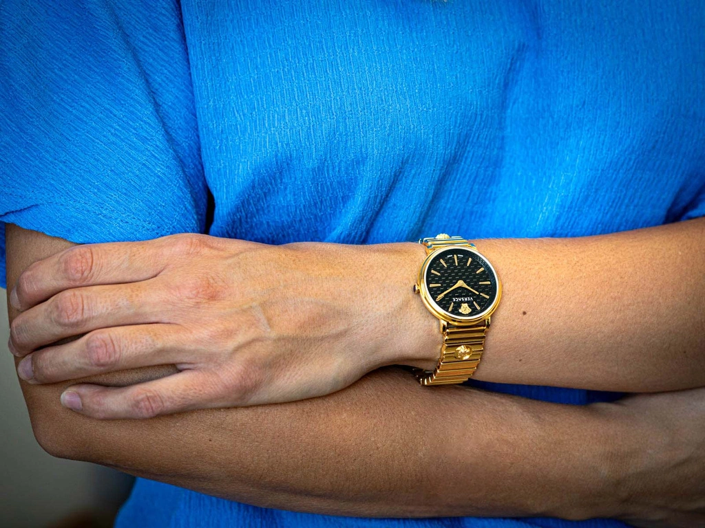 Zegarek damski VERSACE VE8104722 V-Circle