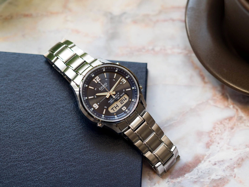 Zegarek męski CASIO LCW-M100DSE-2AER Lineage-OUTLET